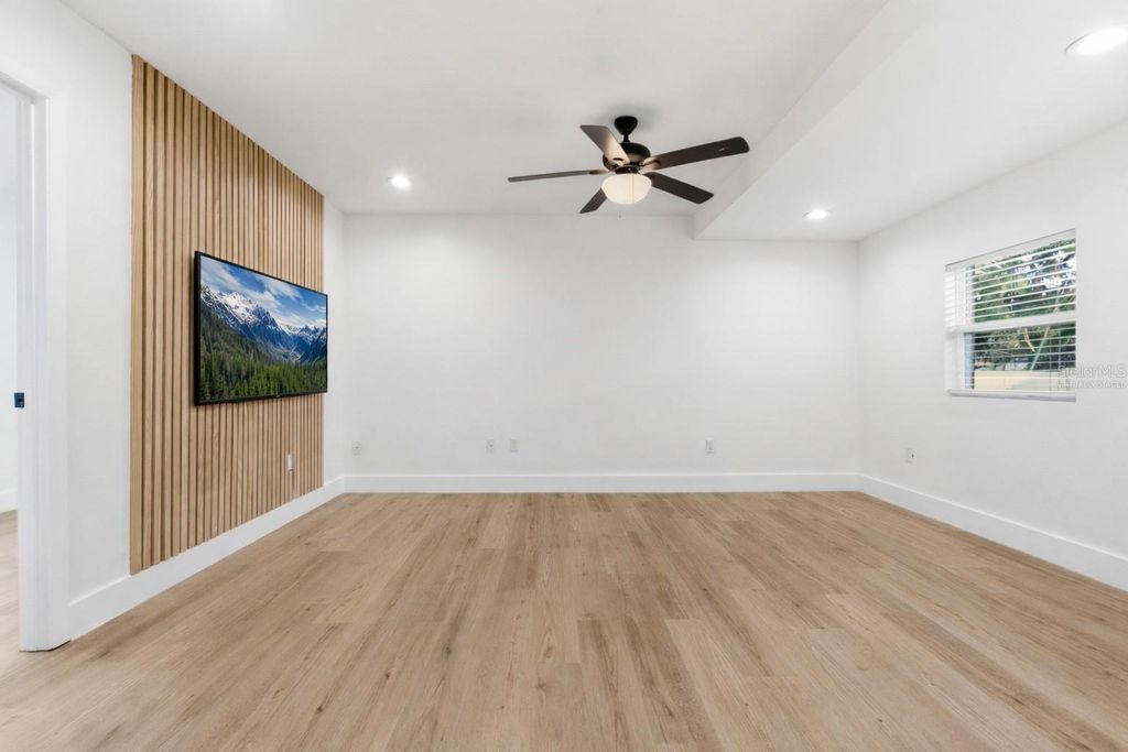 Image 7 of property listing at 327 SUNNY LANE, Belleair, FL 33756