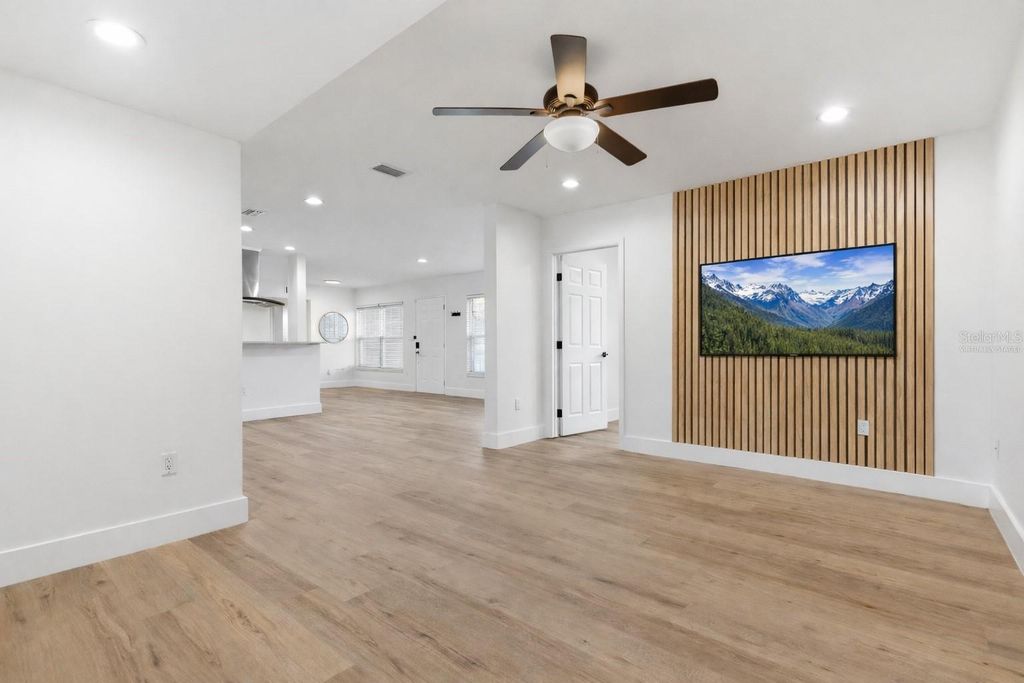 Image 8 of property listing at 327 SUNNY LANE, Belleair, FL 33756