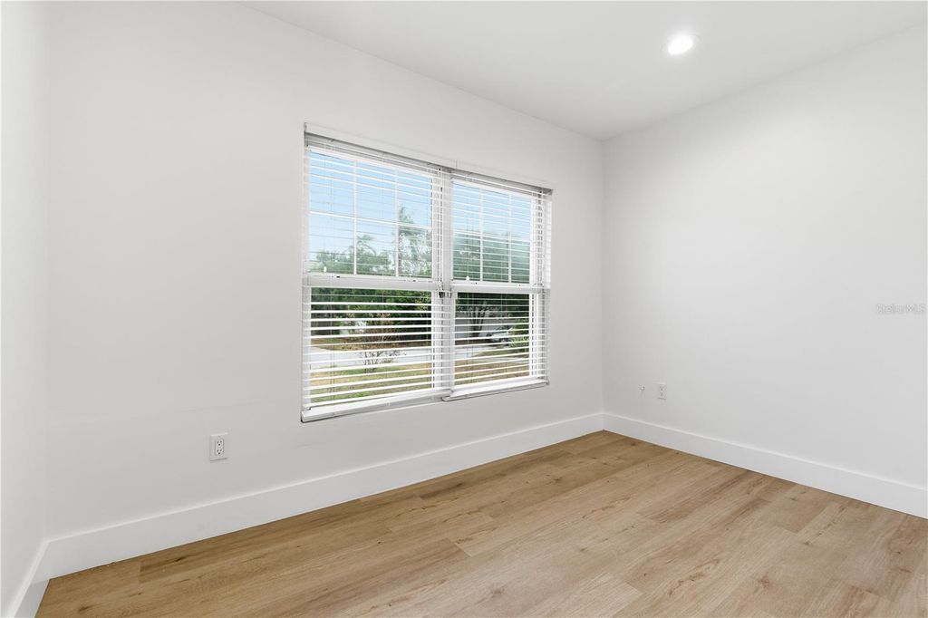 Image 9 of property listing at 327 SUNNY LANE, Belleair, FL 33756