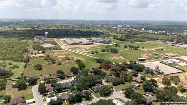 311 Indian Pink, Floresville, TX 78114