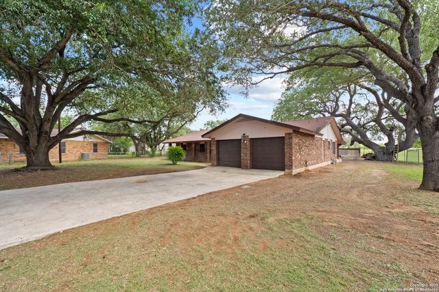 311 Indian Pink, Floresville, TX 78114