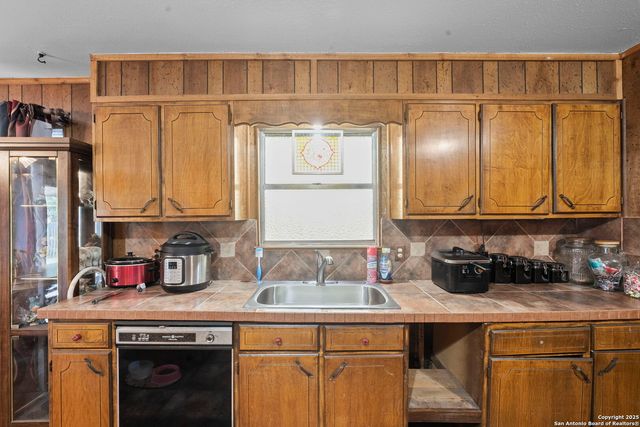 311 Indian Pink, Floresville, TX 78114
