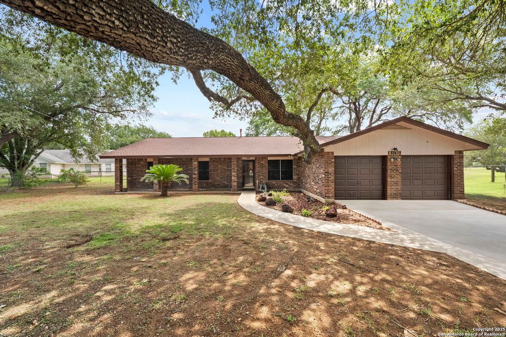 311 Indian Pink, Floresville, TX 78114