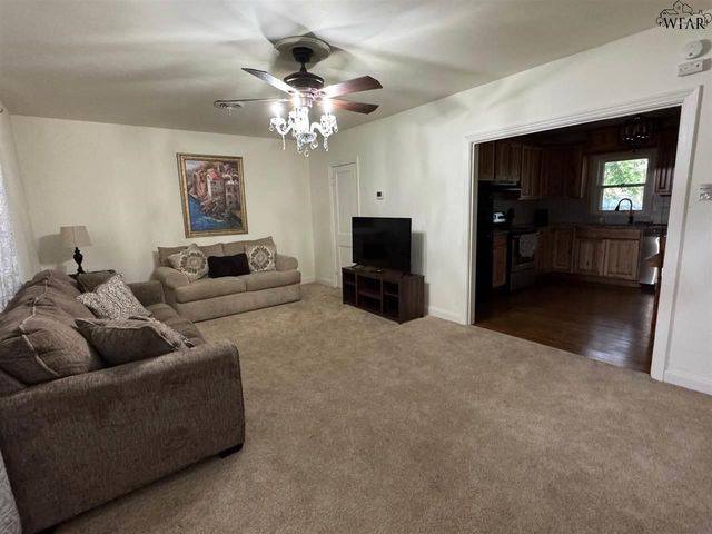 410 W REIMAN STREET, Seymour, TX 76380