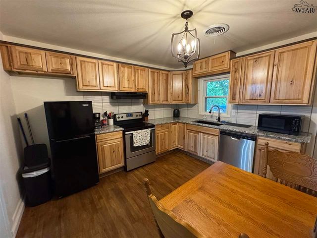 410 W REIMAN STREET, Seymour, TX 76380