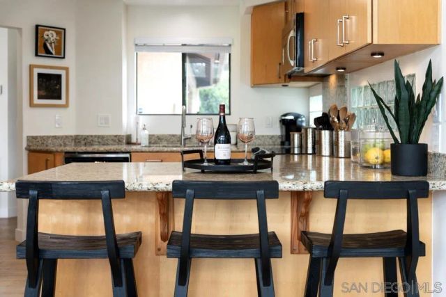 170 Las Banderas Dr, Solana Beach, CA 92075