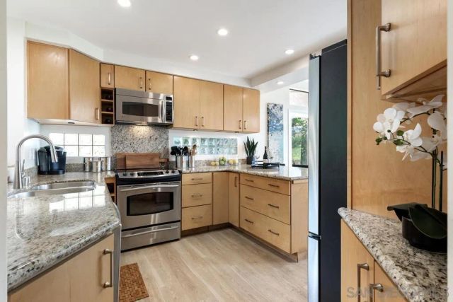170 Las Banderas Dr, Solana Beach, CA 92075