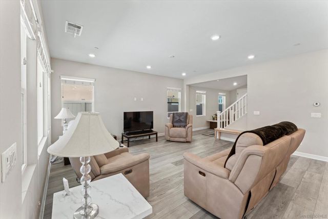 675 Grant Ct, Vista, CA 92083