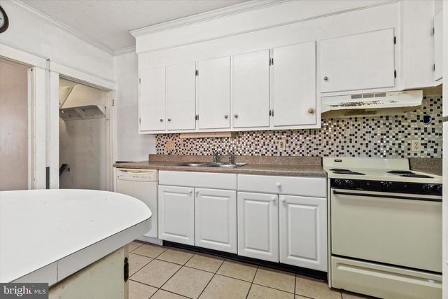 18 S CHARLES ST, Dallastown, PA 17313