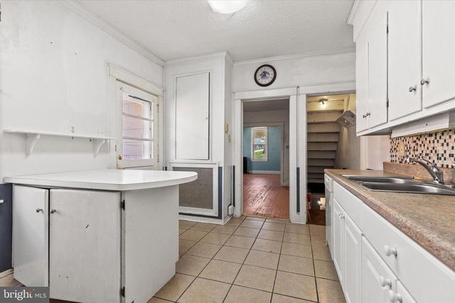 18 S CHARLES ST, Dallastown, PA 17313