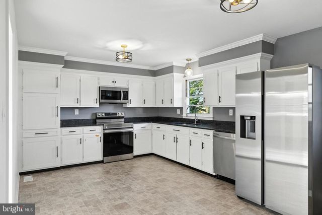 6 CHARLES ST, Luray, VA 22835