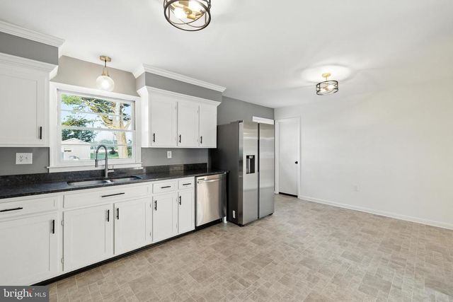 6 CHARLES ST, Luray, VA 22835