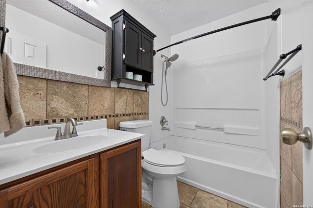 988 SUMMIT RD, Lakehills, TX 78063