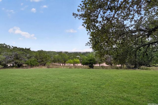 988 SUMMIT RD, Lakehills, TX 78063