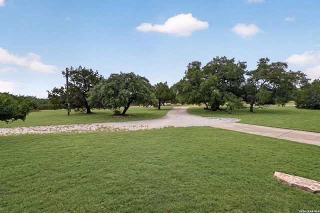 988 SUMMIT RD, Lakehills, TX 78063