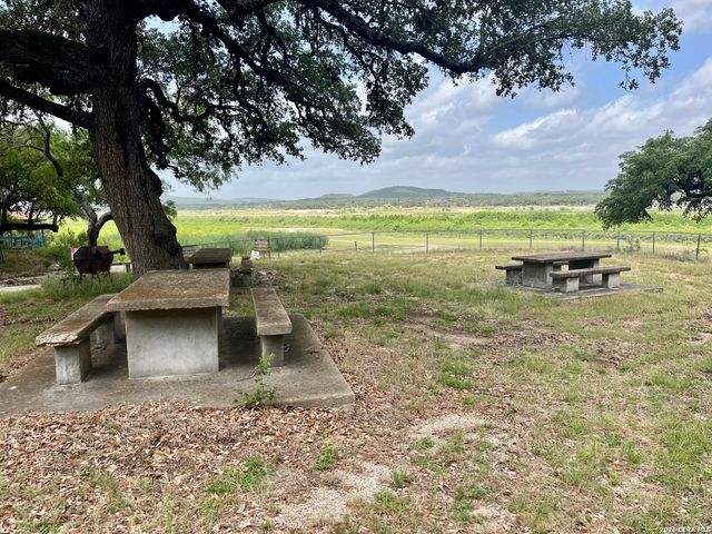 988 SUMMIT RD, Lakehills, TX 78063