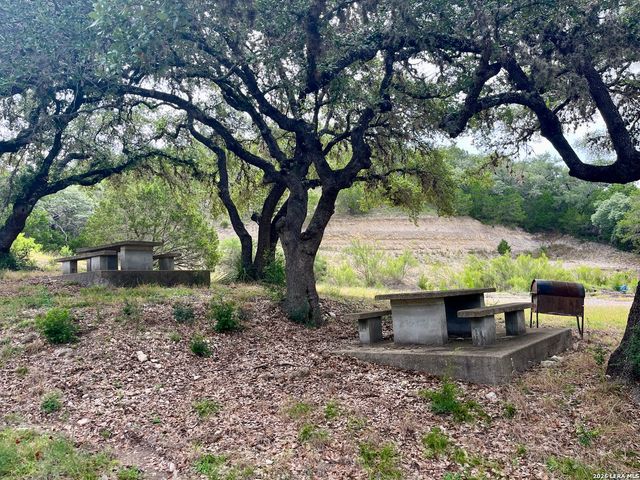 988 SUMMIT RD, Lakehills, TX 78063