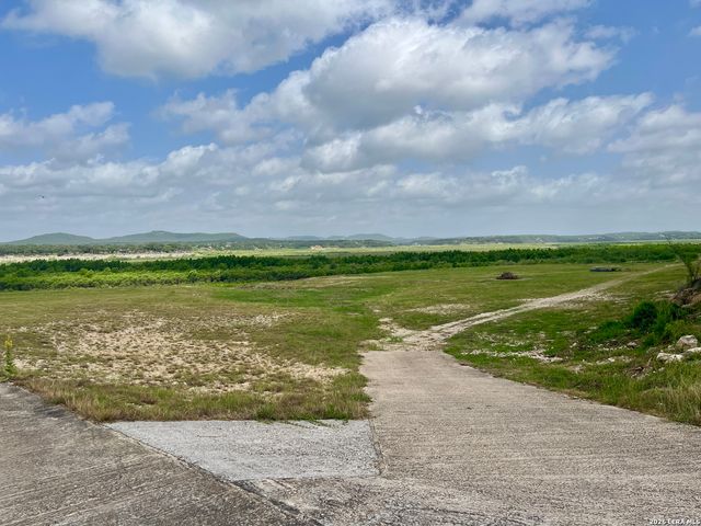 988 SUMMIT RD, Lakehills, TX 78063