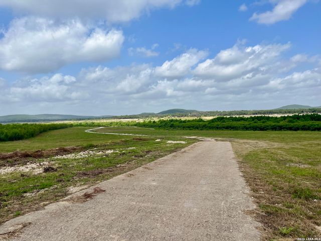 988 SUMMIT RD, Lakehills, TX 78063