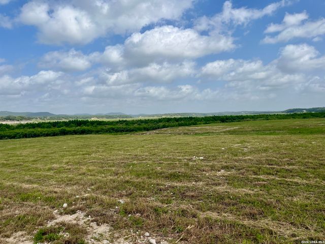 988 SUMMIT RD, Lakehills, TX 78063
