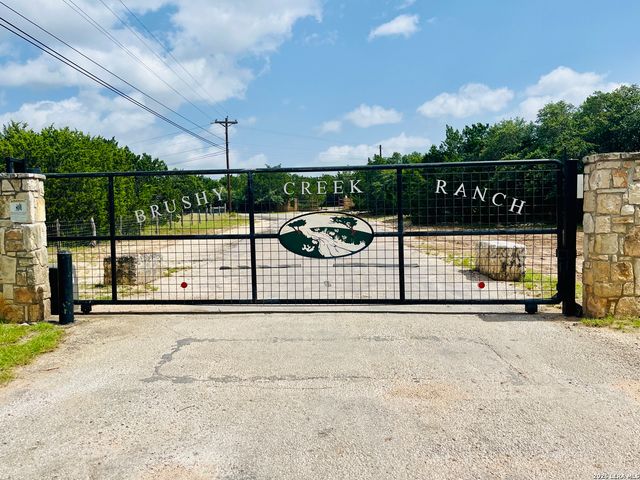988 SUMMIT RD, Lakehills, TX 78063