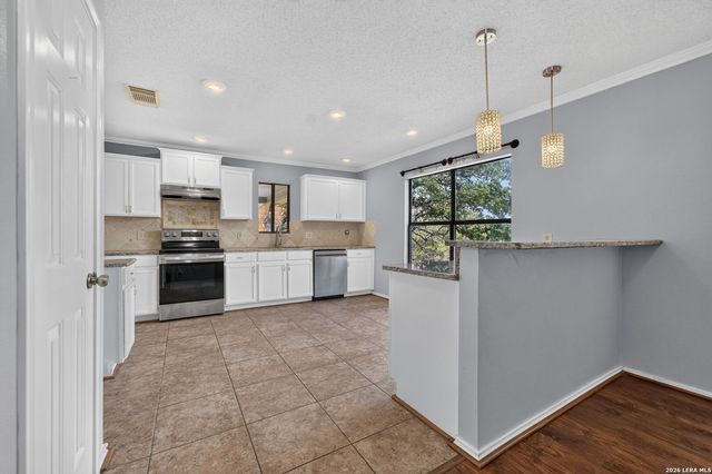 988 SUMMIT RD, Lakehills, TX 78063