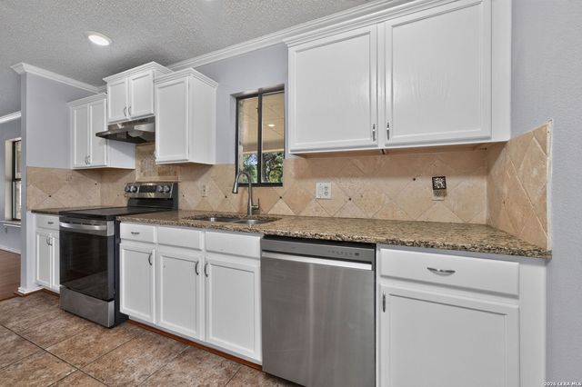 988 SUMMIT RD, Lakehills, TX 78063