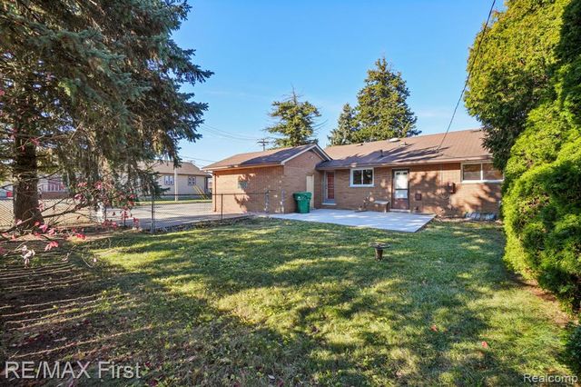 22400 Kelly Road, Eastpointe, MI 48021