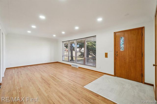 22400 Kelly Road, Eastpointe, MI 48021