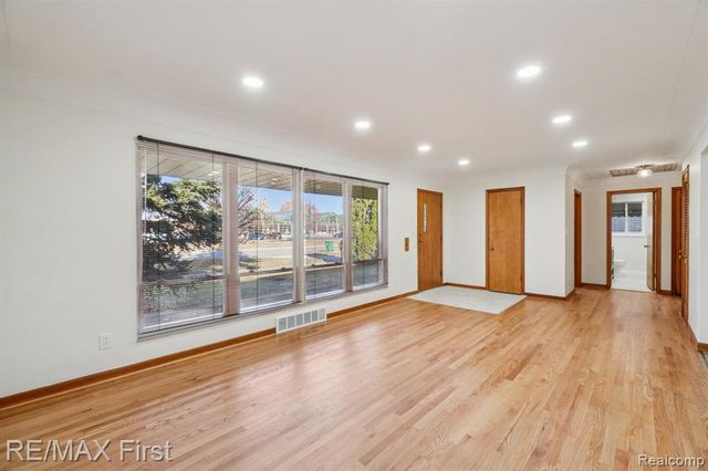 22400 Kelly Road, Eastpointe, MI 48021