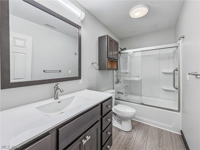 1178 Logan Woods Drive, Hubbard, OH 44425