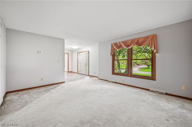 1178 Logan Woods Drive, Hubbard, OH 44425