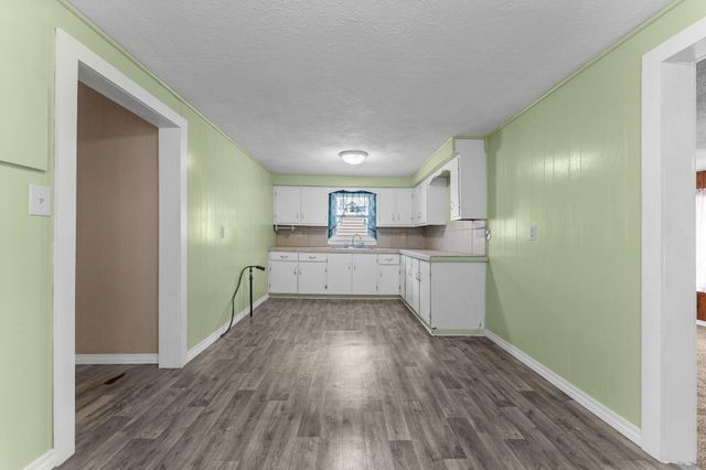 2406 W High Street, Springfield, MO 65803