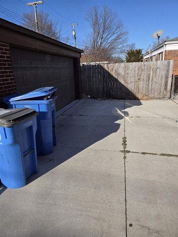 27294 W Pleasant Ridge Drive, Dearborn Heights, MI 48127