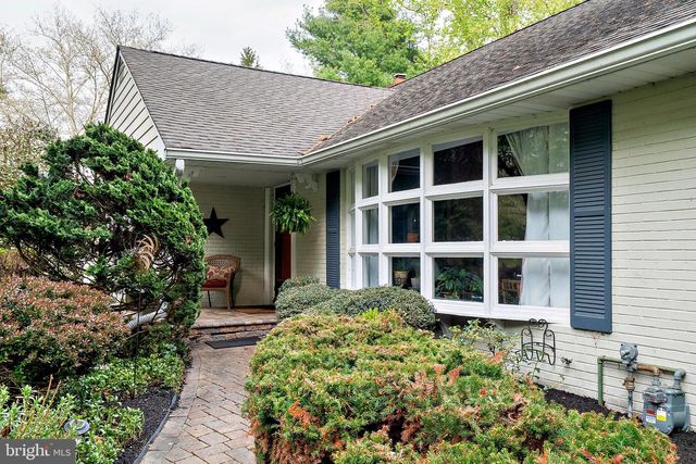 12 FORREST BLEND DR, Titusville, NJ 08560