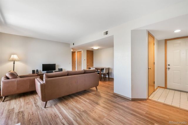 1323 S Cathay Court 202, Aurora, CO 80017