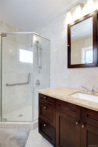 16 Arbor Road, East Hills, NY 11577