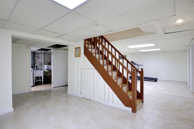 16 Arbor Road, East Hills, NY 11577