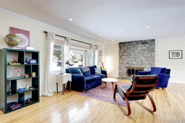 16 Arbor Road, East Hills, NY 11577