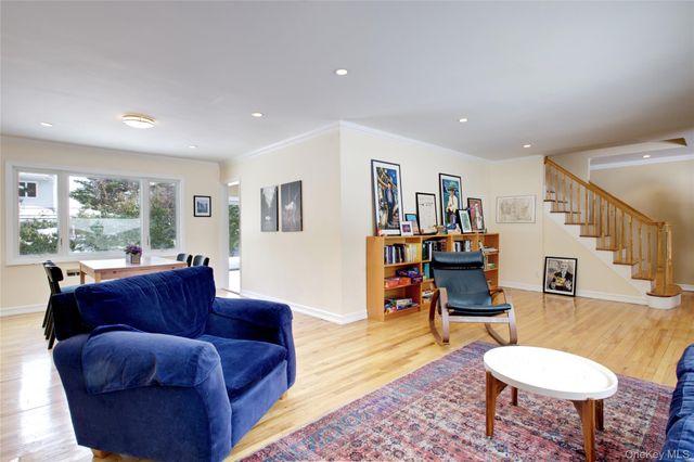 16 Arbor Road, East Hills, NY 11577