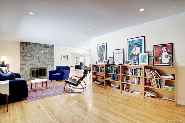 16 Arbor Road, East Hills, NY 11577