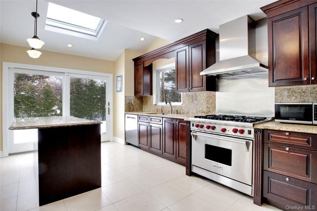 16 Arbor Road, East Hills, NY 11577