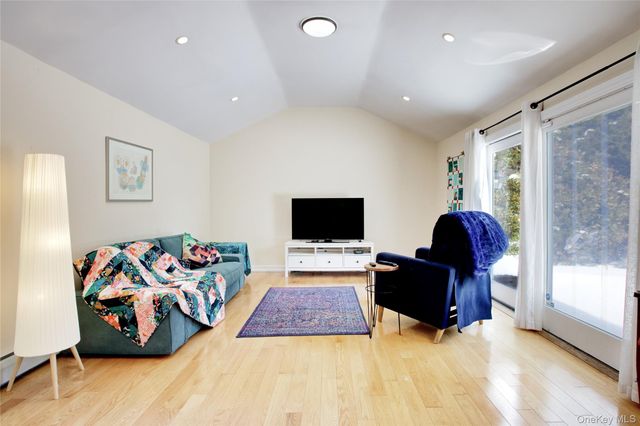 16 Arbor Road, East Hills, NY 11577