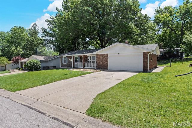 208 Canary Lane, St Charles, MO 63301