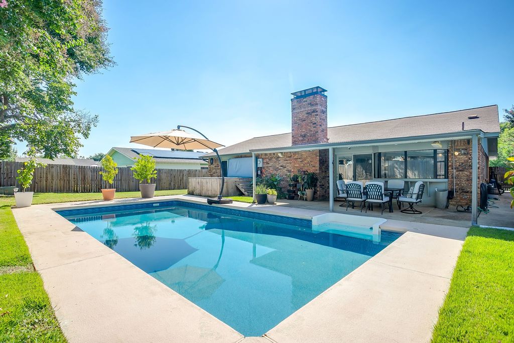 3829 Walnut Drive, Bedford, TX 76021