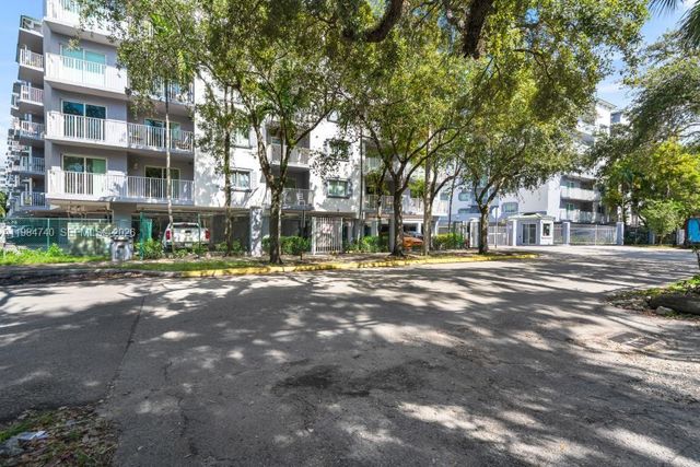 2475 NW 16th St Rd 211, Miami, FL 33125