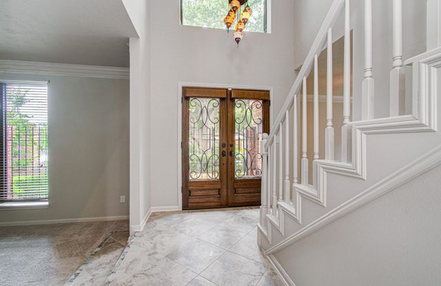 2 Hickory Shadows Drive, Houston, TX 77055