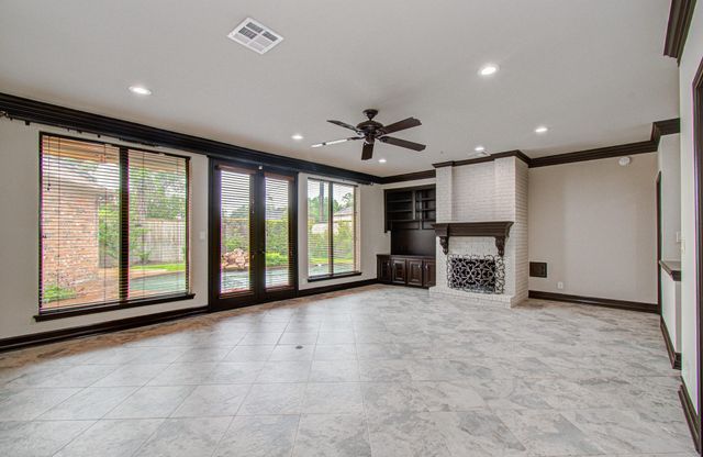 2 Hickory Shadows Drive, Houston, TX 77055