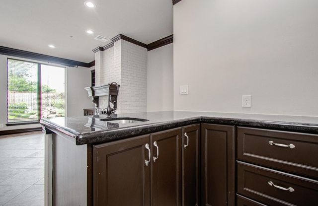 2 Hickory Shadows Drive, Houston, TX 77055