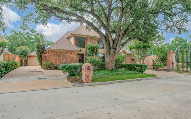 2 Hickory Shadows Drive, Houston, TX 77055